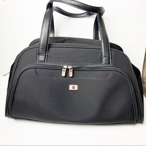 Victorinox Swiss Army NXT 4.0 Trooper LE Duffel Tote Red Gym Bag Victorinox Swiss Army NXT 4.0 Trooper LE Duffel Tote Red Gym Bag